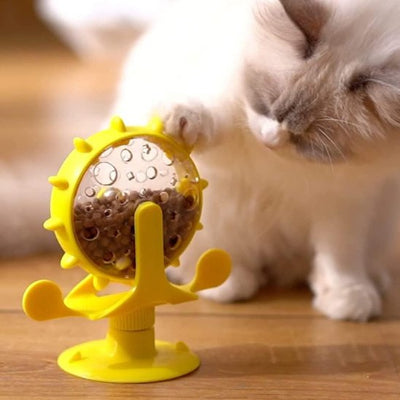 Chat curieux qui observe son distributeur de croquettes avec attention