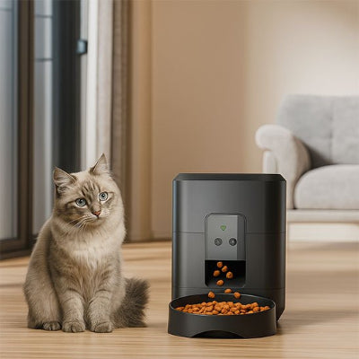Chat en train de se nourrir grĂące au distributeur de croquettes pour chat