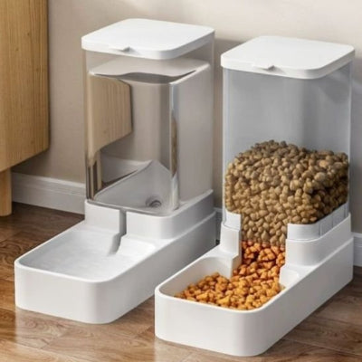 Distributeur de croquettes pour chat dans un intérieur clair