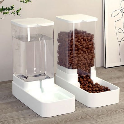 Distributeur de croquettes pour chat posé sur le sol
