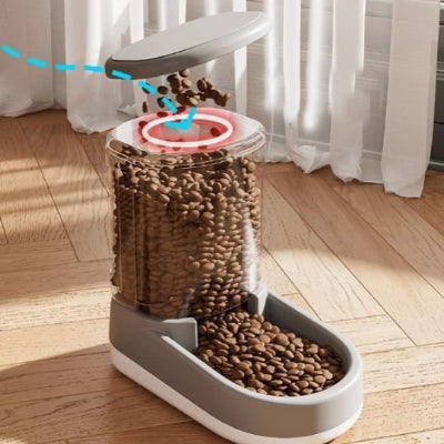 Distributeur de croquettes pour chat utilisé par un chat