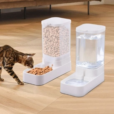 Distributeur de croquettes pour chat en fonctionnement
