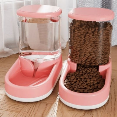 Distributeur de croquettes pour chat posé dans la cuisine